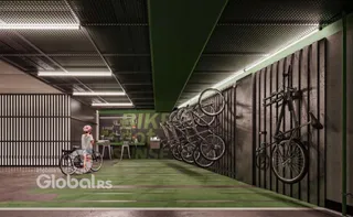 Espaço interno industrial com paredes de metal e bicicletas expostas.