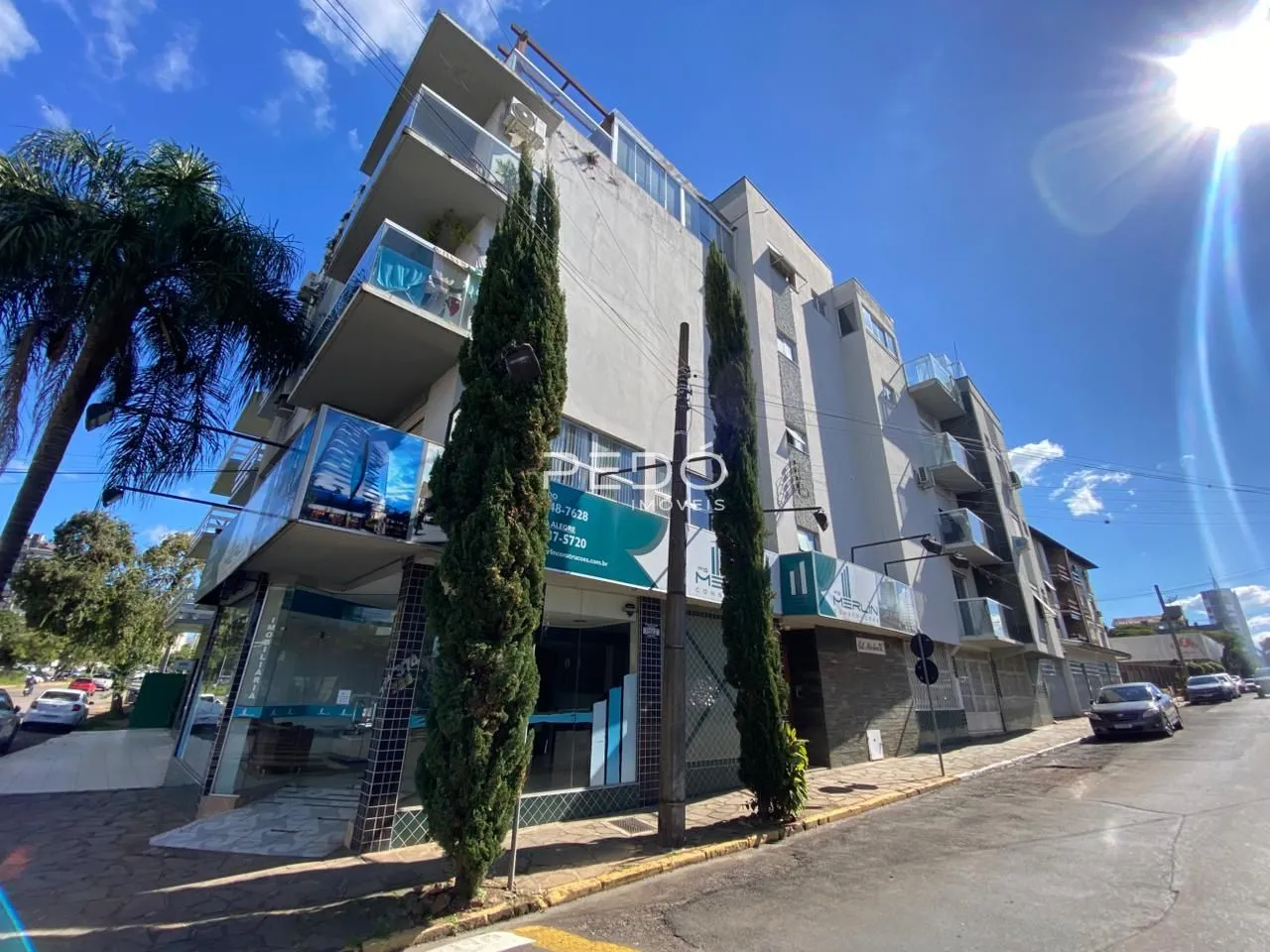 Fachada de um prédio residencial em Lajeado, Brasil, com varandas.