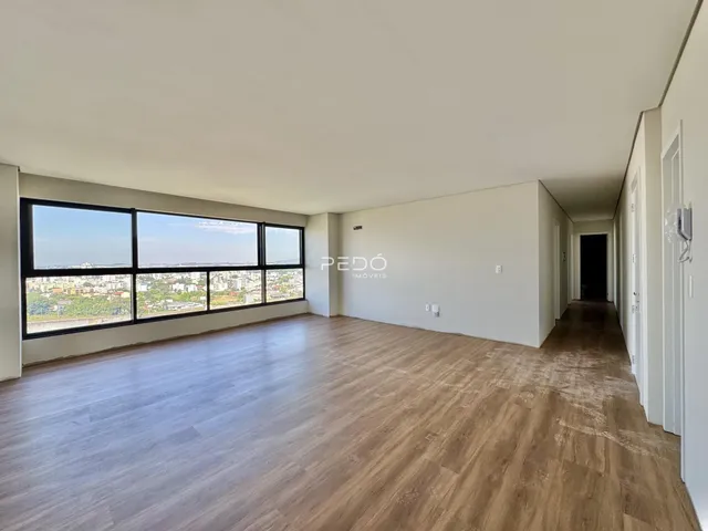 Sala de estar ampla com grande janela e vista panorâmica.
