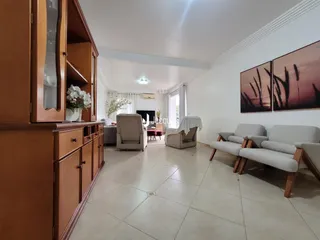 Sala de estar com piso claro e decoração moderna.