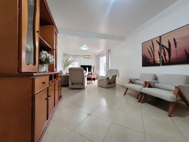 Sala de estar com piso claro e decoração moderna.