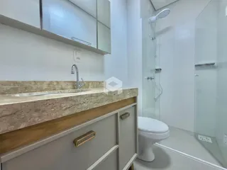 Foto de um banheiro moderno com bancada de granito e box de vidro.
