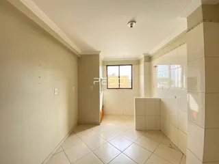 Hall de entrada com piso de cerâmica claro.