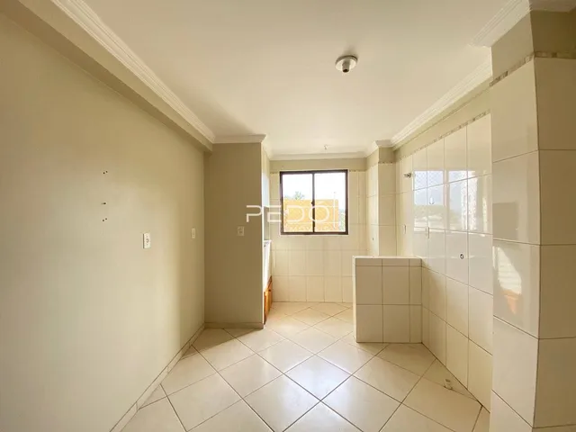 Hall de entrada com piso de cerâmica claro.