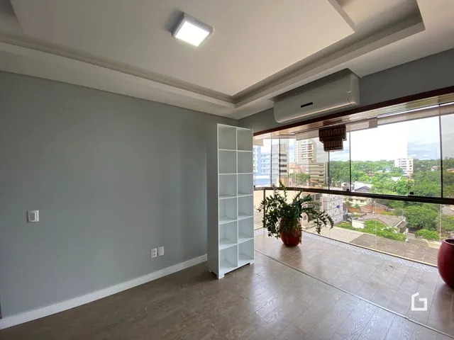 Sala de estar com paredes cinzas e grande janela de vidro.