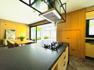 Ambiente de sala de jantar e cozinha com grandes portas de vidro em um imóvel em Lajeado, Brasil.