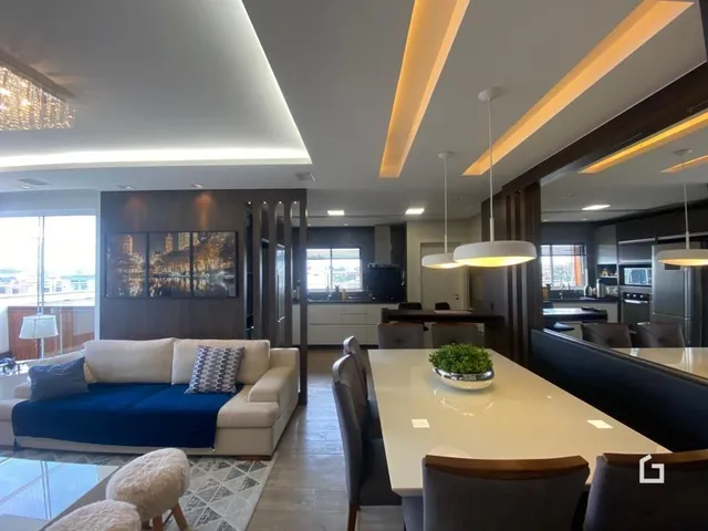 Sala de estar moderna com sofá e iluminação embutida.