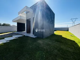 Fachada moderna de uma casa em Lajeado, Brasil, com jardim gramado.