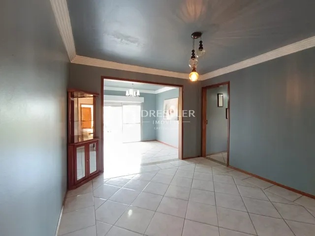 Corredor interno com piso de cerâmica e paredes em tom de azul claro.