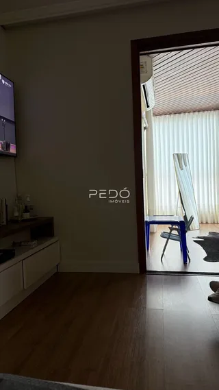 Sala de estar com piso de madeira clara.
