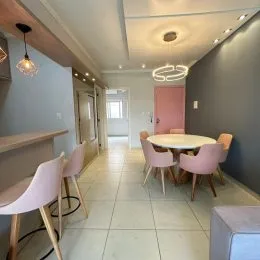 Sala de jantar com mesa redonda em um ambiente claro.