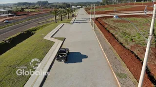 Vista aérea de uma estrada e campos agrícolas em Lajeado.