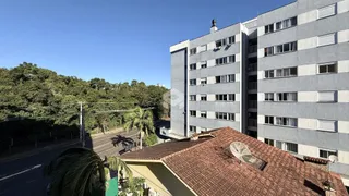 Fachada de um prédio residencial em Lajeado, Brasil, com telhado de telhas.