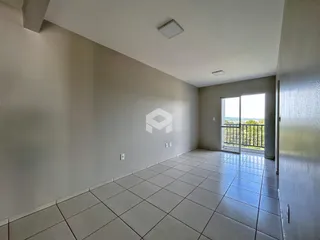 Interior de um ambiente com piso de cerâmica claro e paredes neutras.