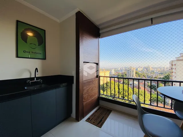 Vista da sala com uma grande janela de varanda.