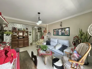 Sala de estar com sofá e decoração em ambiente residencial.
