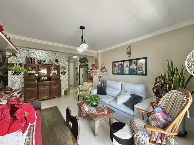 Sala de estar com sofá e decoração em ambiente residencial.