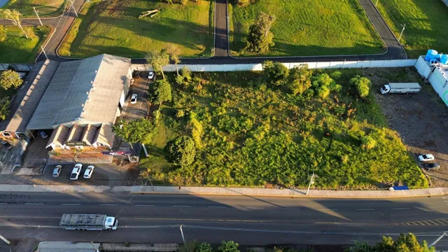 Vista aérea de um terreno com gramado e estruturas na Lajeado.