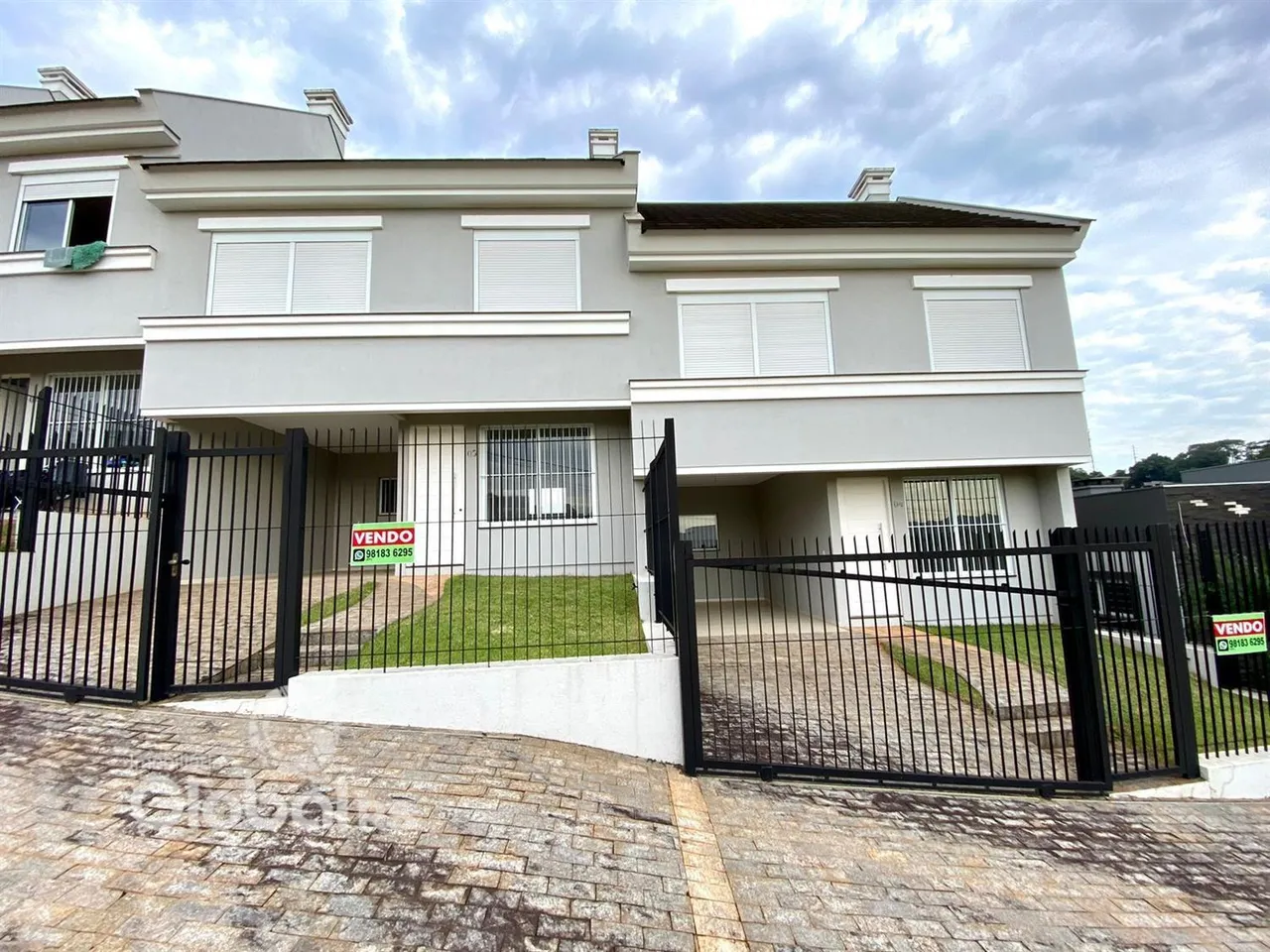 Fachada de uma residência em Lajeado, Brasil, com cerca de ferro preta.