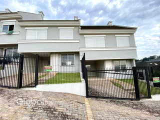 Fachada de uma residência em Lajeado, Brasil, com cerca de ferro preta.