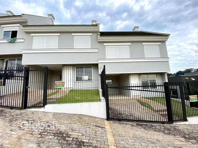 Fachada de uma residência em Lajeado, Brasil, com cerca de ferro preta.
