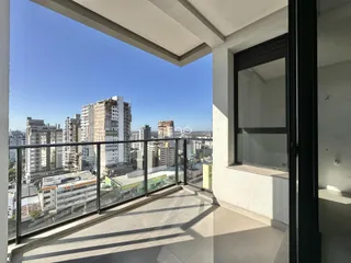 Vista da cidade de Lajeado a partir de um terraço com grade de segurança.