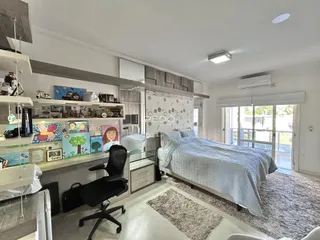 Quarto espaçoso com cama e armário em um apartamento em Lajeado.