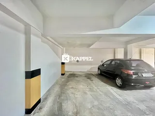 Foto de uma área de garagem com piso de concreto.