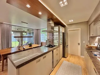 Uma cozinha moderna com ilha de madeira e piso de madeira clara.