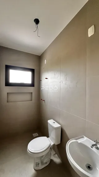 Foto de um banheiro com azulejos brancos.