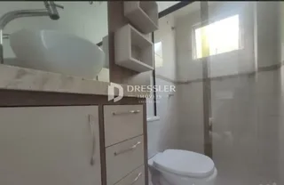 A foto mostra o interior de um banheiro.