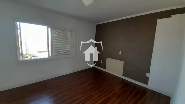 Sala com piso de madeira e janela.