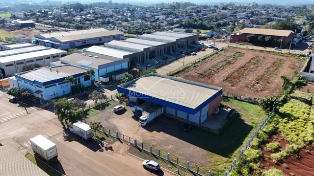 Vista aérea de um complexo industrial com galpões e terreno adjacente em Lajeado.