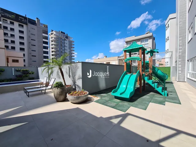 Área externa com playground verde e paisagismo em Lajeado.