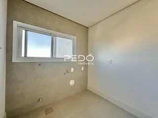 Vista interna de uma parede com janela em um imóvel no Brasil.