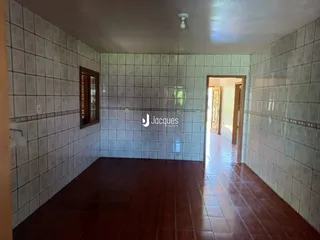 Hall de entrada com piso de madeira e revestimento cerâmico nas paredes.