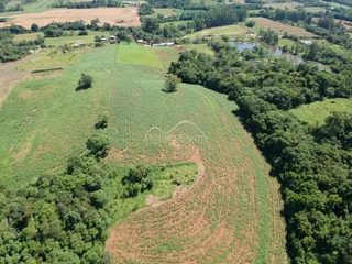 Vista aérea de uma área rural com campos e vegetação em Lajeado, Brasil.