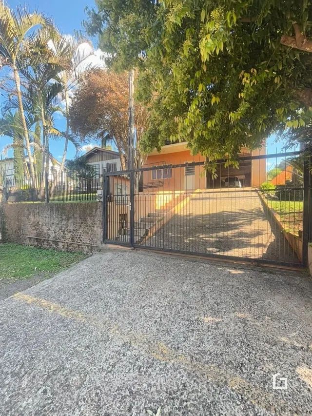 Vista da fachada de uma propriedade com portão e entrada em Lajeado, Brasil.