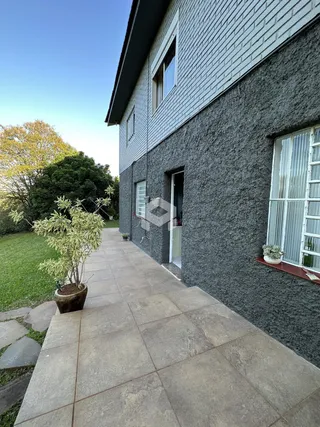 Fachada de uma residência em Lajeado, Brasil com um pátio e jardim.