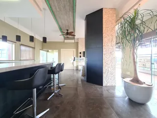 Ambiente interno de uma área aberta com piso de cerâmica em uma residência.