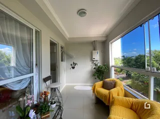 Vista interna de uma sala com grandes janelas.