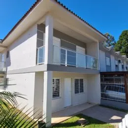 Fachada de uma residência em Lajeado, Brasil, mostrando a estrutura externa e um balcão.