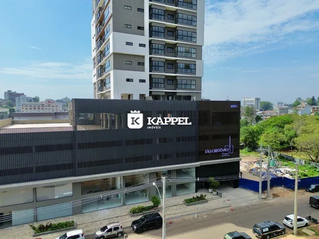 Fachada de um prédio comercial moderno com estrutura de múltiplos andares em Lajeado, Brasil.