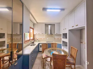 Vista da cozinha e sala de jantar de um imóvel em Lajeado, Brasil.