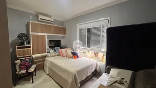 Quarto com cama e armário de madeira na sala.