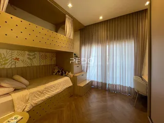 Quarto com cabeceira de madeira e piso de madeira.