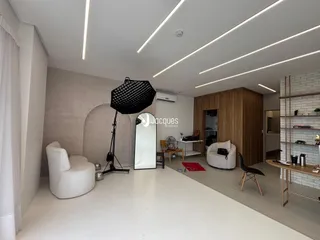 Ambiente interno moderno com paredes brancas e iluminação em LED.