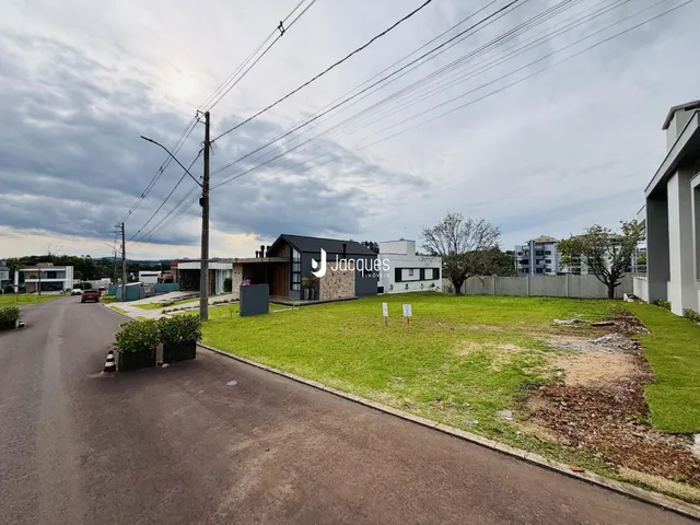 Vista externa de uma propriedade com gramado e rua em Lajeado.
