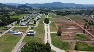 Vista aérea de uma área de terra com campos e vegetação no Brasil.