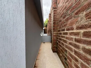 Vista externa de um corredor entre paredes de alvenaria em Lajeado.